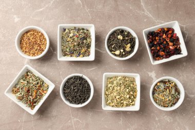 Düz bir zeminde farklı şekillerde çay içilir.