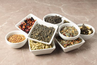 Aydınlık dokulu arka planda farklı çay türleriyle çay pişirme kavramı