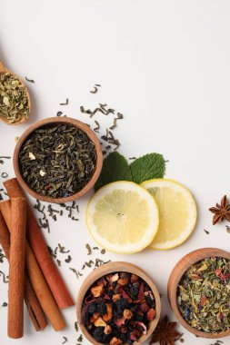 Beyaz zemin üzerinde farklı çay türleri olan çay pişirme kavramı