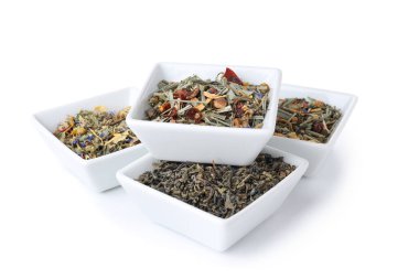 Beyaz arka planda izole edilmiş farklı çay türleri ile çay pişirme kavramı