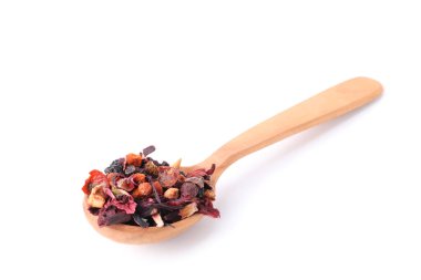 Beyaz arkaplanda bir kaşık meyve çayı izole edilmiş.