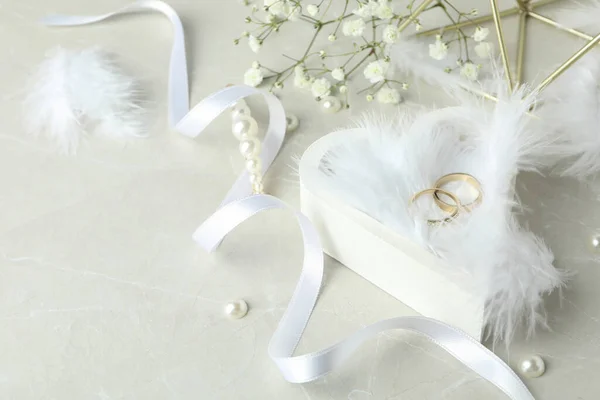 Konzept Der Hochzeitsaccessoires Mit Trauringen Auf Weißem Strukturierten Hintergrund — Stockfoto