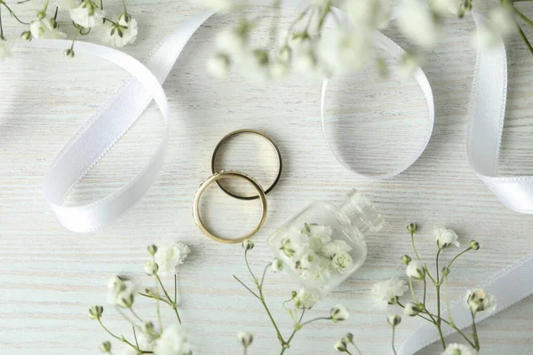 Concepto Accesorios Boda Con Anillos Boda Sobre Fondo Blanco Madera — Foto de Stock