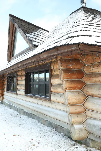 Gezellig Houten Huis Met Opknoping Slinger Winter Dag — Stockfoto