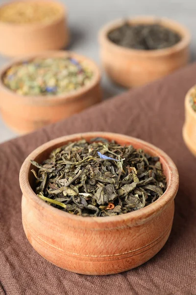 Konzept Des Teekochens Mit Verschiedenen Teesorten Auf Leicht Strukturiertem Hintergrund — Stockfoto