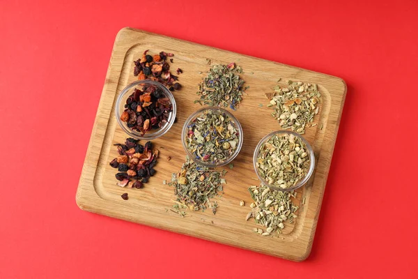 Kırmızı Zemin Üzerinde Farklı Çay Türleri Olan Çay Pişirme Kavramı — Stok fotoğraf