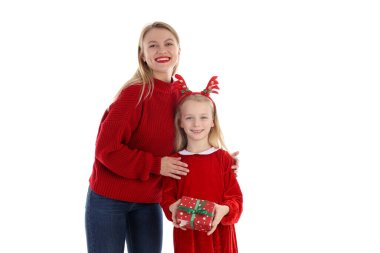 Anne ve kızı hediyeyle, beyaz arka planda izole edilmiş.