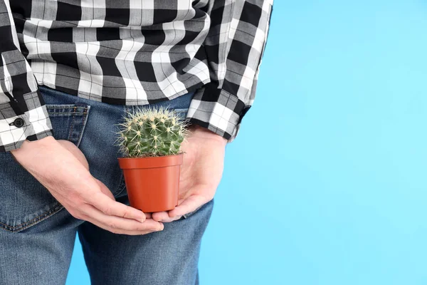 Hombre Sostiene Cactus Cerca Del Fondo Concepto Hemorroides — Foto de Stock