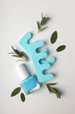 Beyaz arka planda manikür aksesuarlı tırnak bakımı kavramı