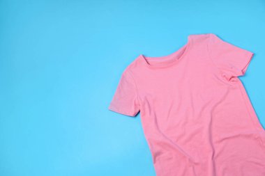 Mavi arkaplanda yazdırmak için yeri olan boş pembe tişört