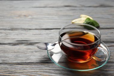 Gri ahşap arka planda çay ile sıcak içecek kavramı