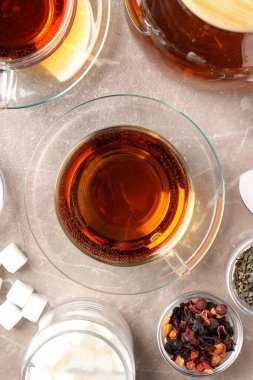 Bej desenli arka planda çay ile sıcak içecek kavramı