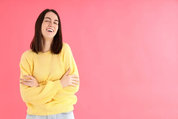 Chica Atractiva Suéter Amarillo Sobre Fondo Rosa —  Fotos de Stock