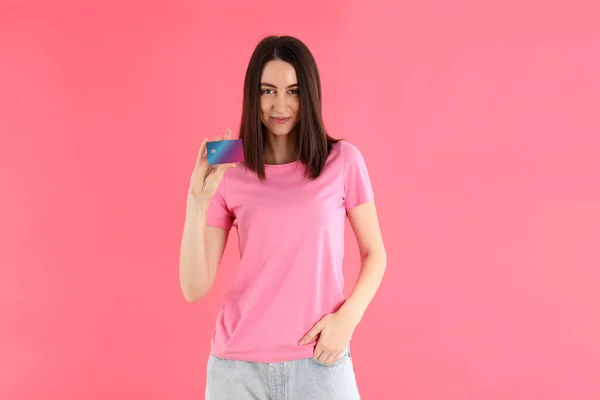 Donna Attraente Shirt Tiene Carta Sfondo Rosa — Foto Stock
