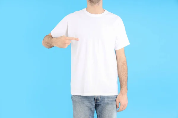 Homem Branco Shirt Branca Fundo Azul — Fotografia de Stock