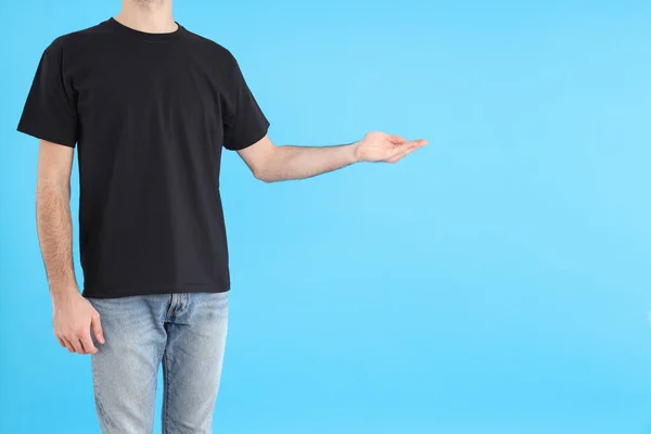 Hombre Blanco Camiseta Negra Sobre Fondo Azul —  Fotos de Stock