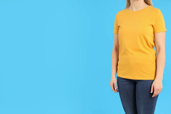 Woman Blank Orange Shirt Blue Background — Stock Photo, Image