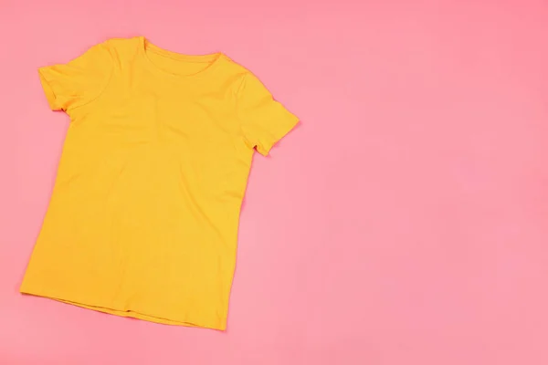 Shirt Amarela Com Espaço Para Impressão Sobre Fundo Rosa — Fotografia de Stock