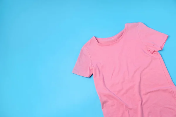 Shirt Rosa Branco Com Espaço Para Impressão Fundo Azul — Fotografia de Stock