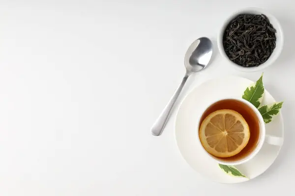 Beyaz Zemin Üzerinde Çay Olan Sıcak Içecek Kavramı — Stok fotoğraf