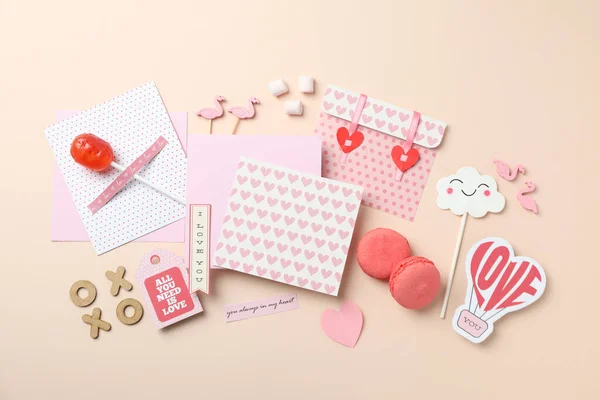 Valentinstag Accessoires Auf Beigem Hintergrund Draufsicht — Stockfoto