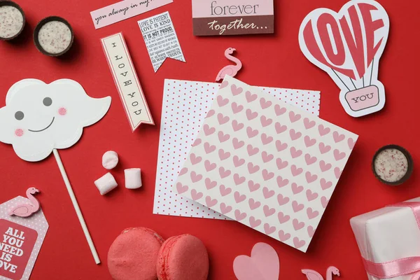 Valentinstag Accessoires Auf Rotem Hintergrund Ansicht Von Oben — Stockfoto