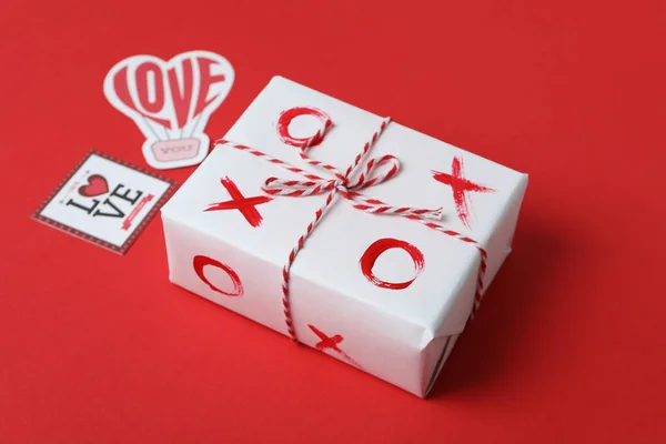 Valentinstag Konzept Mit Tic Tac Toe Auf Geschenkbox Auf Rotem — Stockfoto