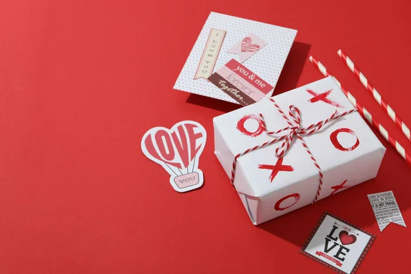 Valentinstag Accessoires Auf Rotem Hintergrund Platz Für Text — Stockfoto