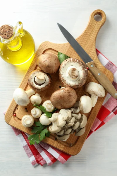 Beyaz ahşap üzerinde mantarla pişirme kavramı