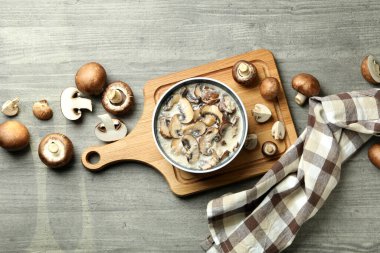 Gri ahşap arka planda mantar soslu lezzetli yemek kavramı