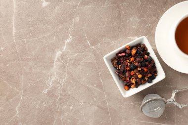 Aydınlık dokulu arka planda farklı çay türleriyle çay pişirme kavramı