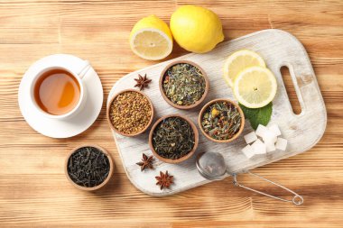 Ahşap zemin üzerinde farklı çay türleri ile çay pişirme kavramı
