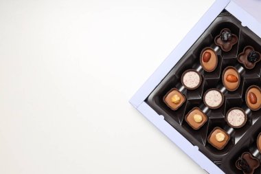 Beyaz arka planda çikolatalı şeker kavramı