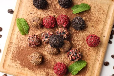 Beyaz arka planda çikolatalı şeker kavramı