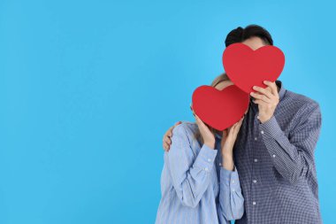 Mavi arka planı olan sevimli bir çift.