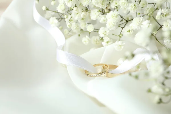 結婚指輪と結婚式のアクセサリーの概念を閉じます — ストック写真