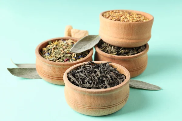 Konzept Des Teekochens Mit Verschiedenen Teesorten Auf Minzhintergrund — Stockfoto