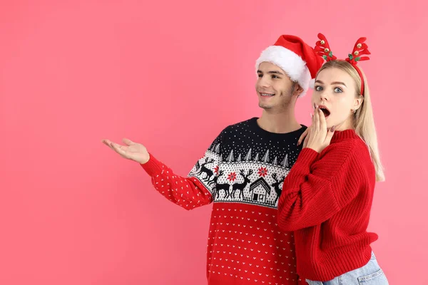 Nettes Paar Weihnachtskleidung Auf Rosa Hintergrund — Stockfoto