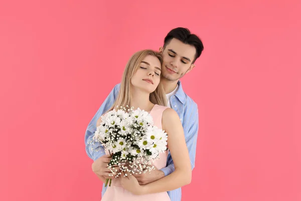 Couple Mignon Avec Bouquet Sur Fond Rose — Photo