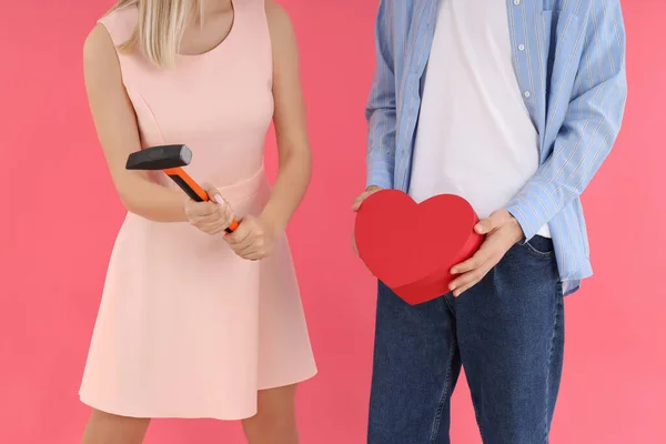 Concepto Corazón Roto Con Pareja Sobre Fondo Rosa —  Fotos de Stock