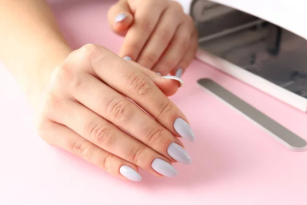 粉红背景下女性手指甲护理的概念 — 图库照片