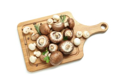 Beyaz arkaplanda izole edilmiş mantarlı tahta