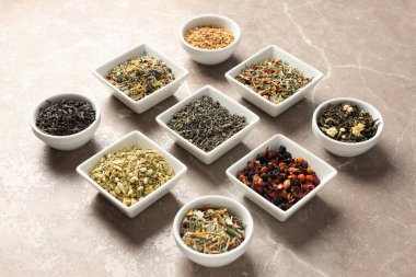 Düz bir zeminde farklı şekillerde çay içilir.