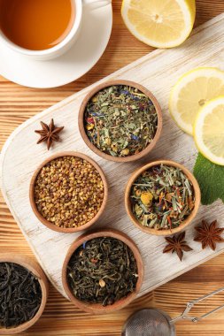 Ahşap zemin üzerinde farklı çay türleri ile çay pişirme kavramı