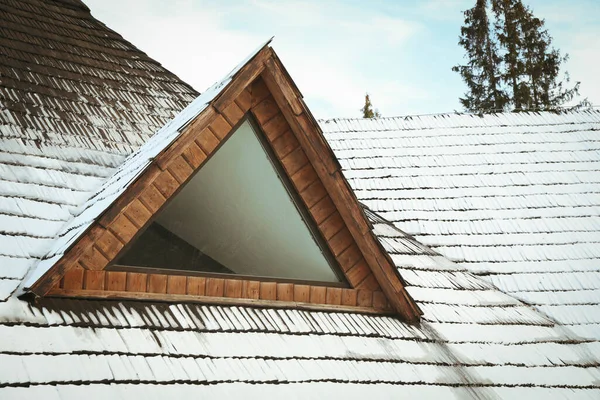 Στέγη Από Ξύλινο Σπίτι Χιόνι Την Ημέρα Του Χειμώνα — Φωτογραφία Αρχείου