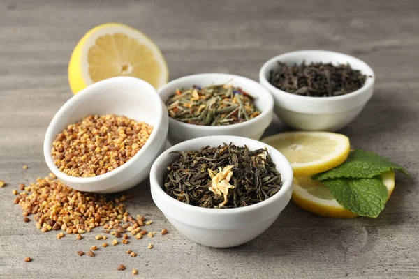 Konzept Des Teekochens Mit Verschiedenen Teesorten Auf Grauem Holzgrund — Stockfoto