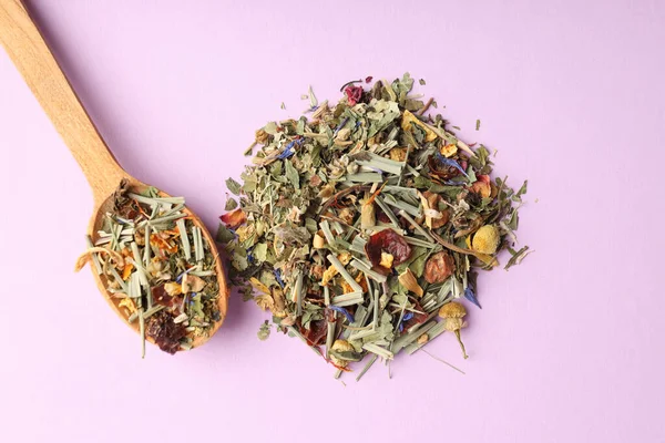 Mor arka planda bir kaşık çiçek çayı.