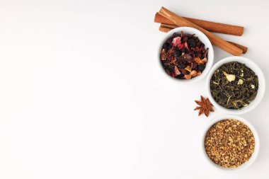 Beyaz zemin üzerinde farklı çay türleri olan çay pişirme kavramı