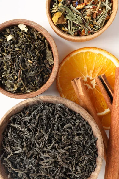 Konzept Des Teekochens Mit Verschiedenen Teesorten Auf Weißem Hintergrund — Stockfoto
