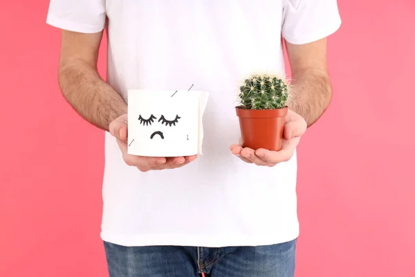Uomo Tiene Carta Igienica Cactus Sfondo Rosa Concetto Emorroidi — Foto Stock